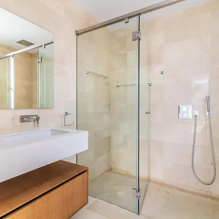 New Luxurious 4-bdrm Next To Beach/golf — La Villa Marbella