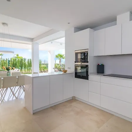New Luxurious 4-bdrm Next To Beach/golf — La