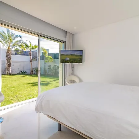 New Luxurious 4-bdrm Next To Beach/golf — La Villa