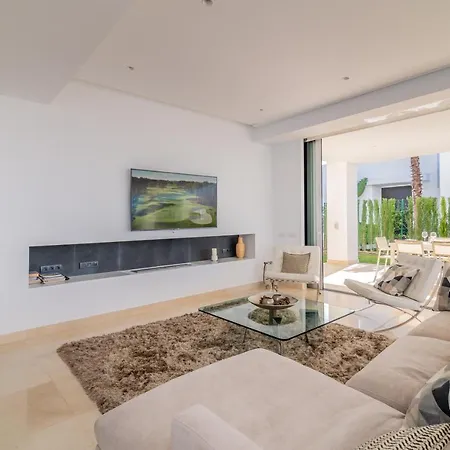 New Luxurious 4-bdrm Next To Beach/golf — La Villa Marbella
